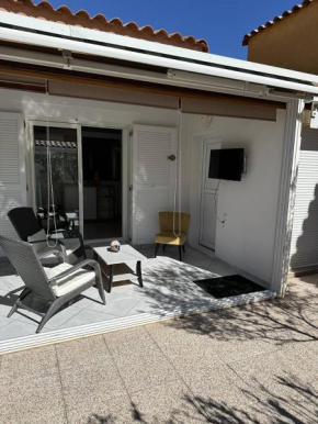 HOLIDAYLAND 438 VILLA T2 MEZZANINE 5 couchages climatisé avec véranda NARBONNE PLAGE